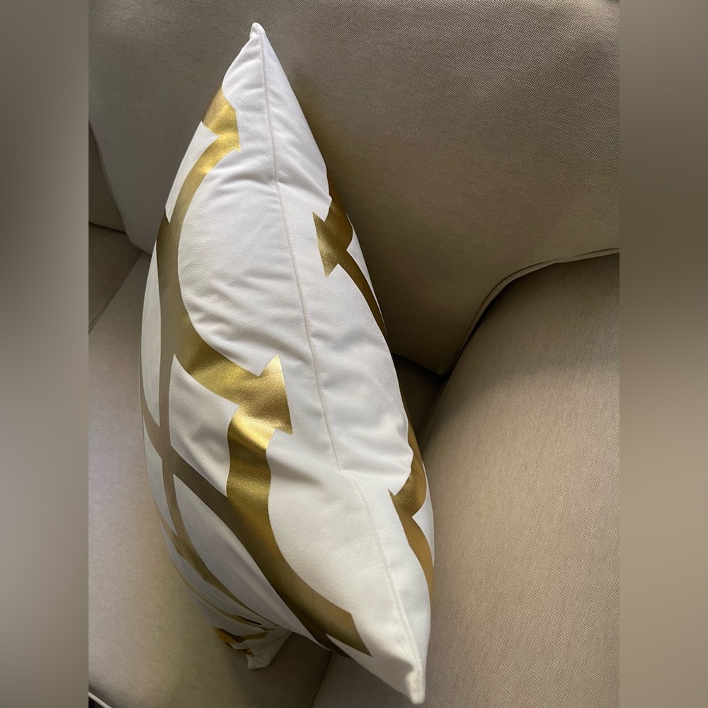 TwoLuxury white and gold foil pillow Size 22x22 in - Picture 13 of 13